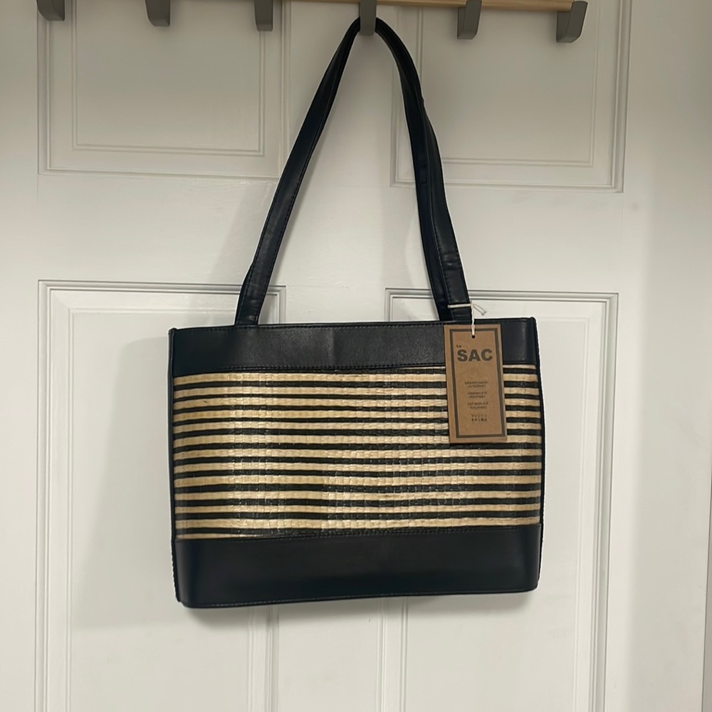 Le Sac NWT, black handles, black bottom, zipper enclosure